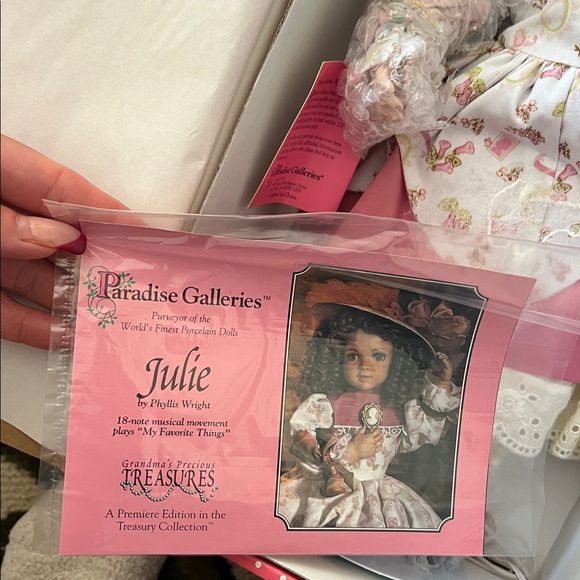 1994 Paradise Galleries Treasury Collection Musical Julie  In Box - Picture 3 of 5